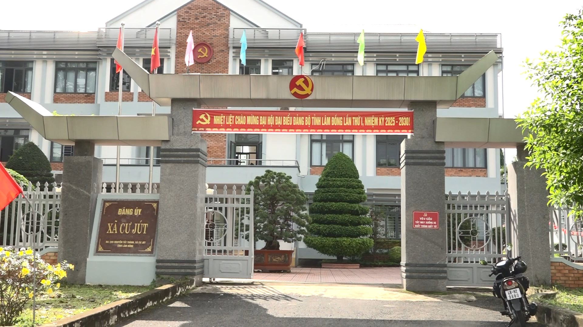 trang tri chao mung dai hoi dang bo tinh truoc khu vuc tru so dang uy xa cu jut