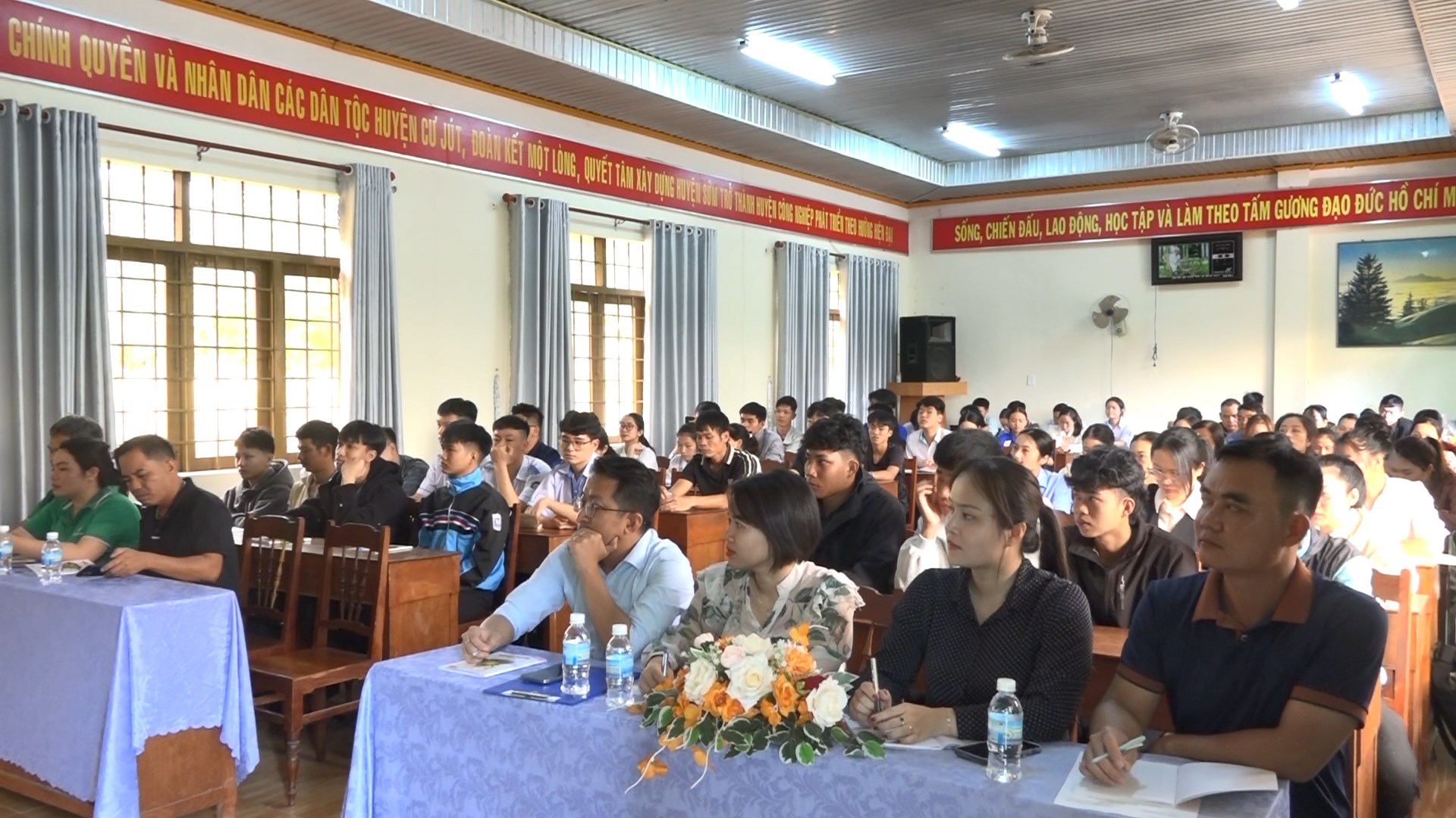 80 quan chung uu tu thuoc cac chi bo dang bo co so truc thuoc dang bo cac xa cu jut nam dong dak wil tham gia lop hoc